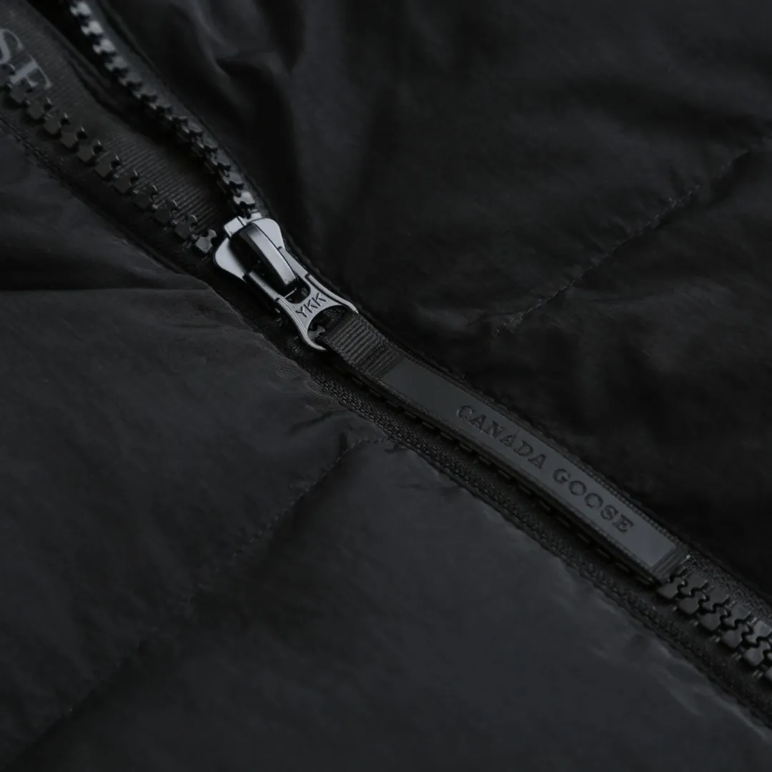 P980 Canada Goose hooded down jacket Fabric selection: Weaved with 400T high-count yarn. After special water-repellent treatment, the surface forms a lotus leaf effect - raindrops will slide down in beads, and snow particles will fall off when touched. The tear resistance reaches 200N (approximately 20kg load-bearing), the light gray matte texture breaks the stereotype of "outdoor clothing = hardcore", and the soft luster presents a high-end matte effect under urban neon lights, seamlessly switching scenes from ski resorts to CBD office buildings.  Process 1: Use polyester woven ribbons as the base, and use high-precision computer embroidery to decorate the brand letters on the ribbons. The edges of the pattern are clear, the stitches are fine and even, and multiple layers of embroidery threads are stacked to enhance the three-dimensional effect.  Process 2: Precision thread reinforcement to prevent velvet drilling and ensure that the fluffy and resilient elasticity lasts as new.  Details: The embedded cuffs are three-dimensionally woven to form a "wavy" elastic structure, forming natural folds when fitting the wrist, increasing the contact area with the skin, thus improving the windproof effect. At the same time, micro-velvet treatment is added to the inside of the cuffs, which feels like a second layer of skin and avoids friction on the skin from metal zippers or hard fabrics.  90 national standard high-quality white duck down: selected high-loft down, weighing 240g, light and warm, with excellent temperature locking performance and good resilience.  Accessories: 1:1 customized armband, 1:1 customized zipper pendant, 1:1 customized elastic buckle, etc. SIZE: S M L XL